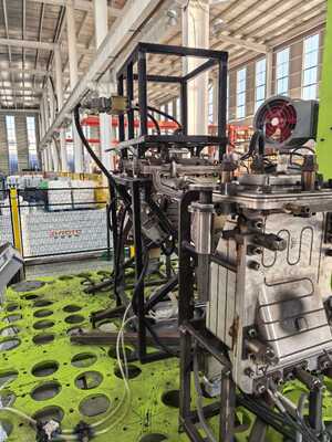 खरीदें Electrical Heating Injection Molding Machine with Precise Temperature Control and Dual-Axis Rotation for High-Precision Rotational Molding ऑनलाइन निर्माण